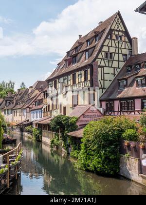 Fachwerkhäuser entlang des Lauch im Stadtteil La Petite Venise, Little Venice, Colmar, Grand Est, Haut-Rhin, Elsass, Elsass Stockfoto