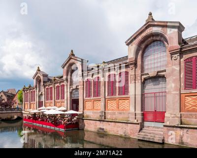 Außenbereich der Markthalle (Marche Couvert) mit Terrasse, entlang des Kurses des Lauch im Stadtteil La Petite Venise, Little Venice Stockfoto