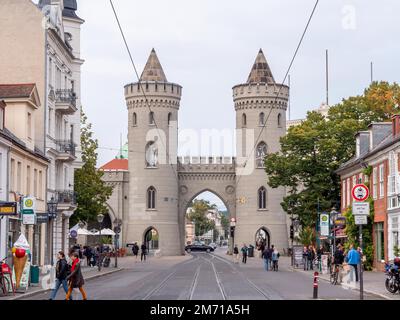 Neogotisches Stadttor Nauener Tor in Friedrich-Ebert-Straße, Potsdam, Brandenburg, Deutschland Stockfoto