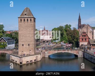 Die Brücke Ponts Couverts de Strasbourg über die Kranken und den Hans-von-Altheim-Turm und im Hintergrund die Kathedrale Notre Dame de Stockfoto