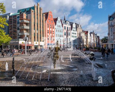 Brunnen der Lebensfreude, erbaut im Jahr 1980 in der Kroepeliner Straße im Stadtzentrum vor bunten und alten Gebäuden im Kroepeliner Stockfoto