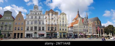 Panorama-Fotofassade von bunten und alten Gebäuden in der Kroepeliner Straße im Stadtzentrum, Rostock, Hansestadt Rostock, Ostsee Stockfoto