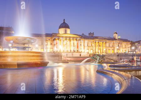 Trafalgar Square mit der National Gallery in London, England, Großbritannien Stockfoto