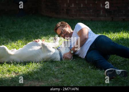 VERÖFFENTLICHUNGSDATUM: 13. Januar 2023. TITEL: Hund weg. STUDIO: Netflix. DIREKTOR: Stephen Herek. PLOT: Basierend auf der wahren Geschichte eines Vaters und Sohnes, die ihre gebrochene Beziehung während einer erzwungenen Wanderung auf dem Appalachen Pfad reparieren, um ihren geliebten verlorenen Hund zu finden. MIT ROB LOWE. (Kreditbild: © Netflix/Entertainment Pictures) Stockfoto