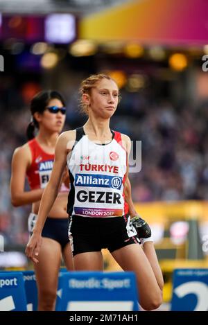 Muhsine Gezer aus der Türkei wärmt sich auf, bevor es im T20 800m. Finale der World para Athletics Championships 2017 im London Stadium, Großbritannien, losgeht. Stockfoto