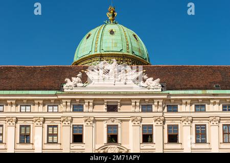 Die Hofburg, der kaiserliche Kanzleramt-Flügel aus Sicht des Schlosshofs in der Innenstadt von Wien, Österreich. Stockfoto