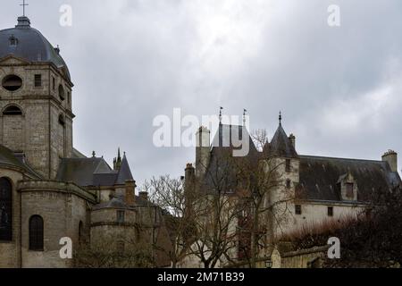 ALENCON, FRANKREICH - 28. DEZEMBER 2023: Blick auf die Basilika Notre Dame und das Maison d'Ozé Stockfoto