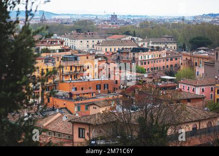 Rom Panorama, Latium, Italien, wunderschöner Panoramablick auf Rom und Vatikan, mit Kathedrale, Stadtbild und Landschaft jenseits der Stadt, Stockfoto
