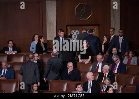 Republikanische Mitglieder des Repräsentantenhauses verlassen den Plenarsaal während der Rede des Repräsentanten der Vereinigten Staaten, Matt Gaetz (Republikaner von Florida) zur Ernennung des Repräsentanten Jim Jordon (Republikaner von Ohio) zum Parlamentssprecher, während das Parlament am Freitag zusammentritt, um seine 12. Stimme für den Parlamentssprecher abzugeben. 5. Januar 2023. Das Parlament hat es 11 Mal versäumt, einen Parlamentssprecher zu wählen. Kredit: Cliff Owen/CNP Stockfoto