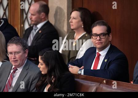 Der designierte US-Repräsentant George Santos (Republikaner aus New York) nimmt an der Sitzung des Repräsentantenhauses der Vereinigten Staaten Teil, um am Freitag, den 6. Januar 2023, ihre 12. Stimme für den Sprecher des Hauses abzugeben. Das Parlament hat es 11 Mal versäumt, einen Parlamentssprecher zu wählen. Kredit: Cliff Owen/CNP Stockfoto