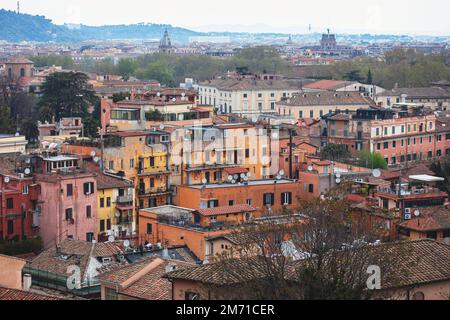 Rom Panorama, Latium, Italien, wunderschöner Panoramablick auf Rom und Vatikan, mit Kathedrale, Stadtbild und Landschaft jenseits der Stadt, Stockfoto