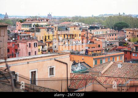 Rom Panorama, Latium, Italien, wunderschöner Panoramablick auf Rom und Vatikan, mit Kathedrale, Stadtbild und Landschaft jenseits der Stadt, Stockfoto