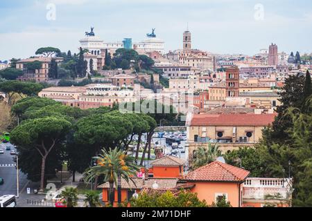 Rom Panorama, Latium, Italien, wunderschöner Panoramablick auf Rom und Vatikan, mit Kathedrale, Stadtbild und Landschaft jenseits der Stadt, Stockfoto