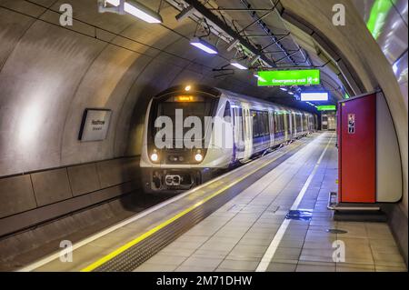 LONDON, Vereinigtes Königreich, 3. Dezember 2022: Ankunft des Pendelzugs der Elizabeth Line am Flughafen Heathrow Stockfoto