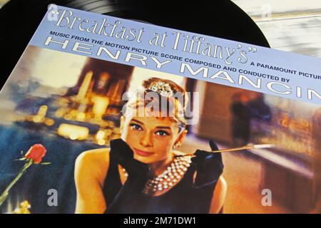 Viersen, Deutschland - Mai 9. 2022 Uhr: Auftakt der Schallplattenhülle mit Soundtrack zum Filmfrühstück im tiffany's mit Audrey Hepburn Stockfoto