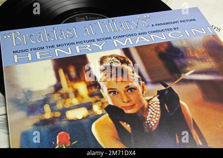 Viersen, Deutschland - Mai 9. 2022 Uhr: Auftakt der Schallplattenhülle mit Soundtrack zum Filmfrühstück im tiffany's mit Audrey Hepburn Stockfoto