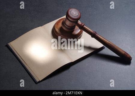 Rechtsbegriff von Recht und Recht. Offenes Notizbuch mit hölzernem Hammer von Richtern im Gerichtssaal Stockfoto