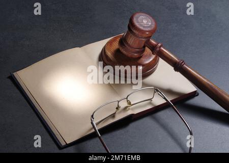 Rechtsbegriff von Recht und Recht. Offenes Notizbuch mit hölzernem Hammer von Richtern im Gerichtssaal Stockfoto