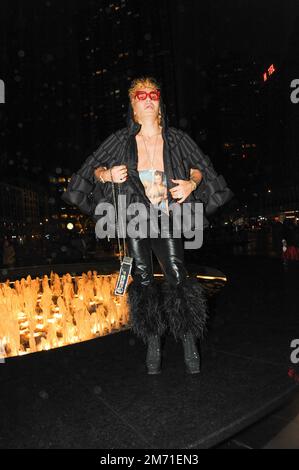 LGBTQIA+-Aktivist, Influencer und Model Elton Ilirjani an der Met OPERA für La Traviata, 5. Januar 2023 Stockfoto