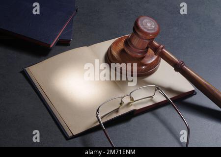 Rechtsbegriff von Recht und Recht. Offenes Notizbuch mit hölzernem Hammer von Richtern im Gerichtssaal Stockfoto