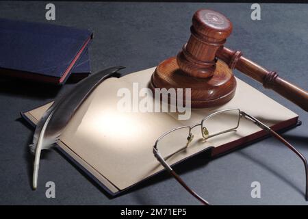 Rechtsbegriff von Recht und Recht. Offenes Notizbuch mit hölzernem Hammer von Richtern im Gerichtssaal Stockfoto