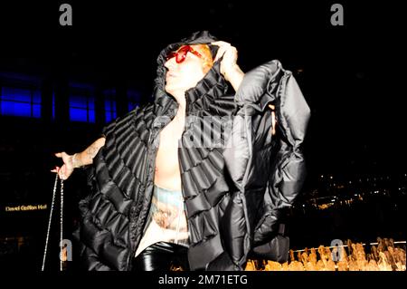 LGBTQIA+-Aktivist, Influencer und Model Elton Ilirjani an der Met OPERA für La Traviata, 5. Januar 2023 Stockfoto