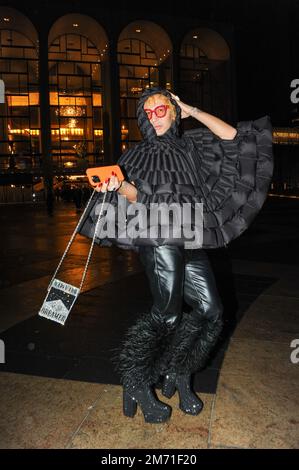 LGBTQIA+-Aktivist, Influencer und Model Elton Ilirjani an der Met OPERA für La Traviata, 5. Januar 2023 Stockfoto