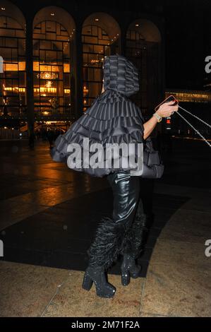 LGBTQIA+-Aktivist, Influencer und Model Elton Ilirjani an der Met OPERA für La Traviata, 5. Januar 2023 Stockfoto