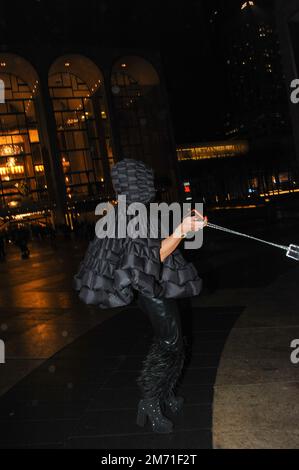 LGBTQIA+-Aktivist, Influencer und Model Elton Ilirjani an der Met OPERA für La Traviata, 5. Januar 2023 Stockfoto