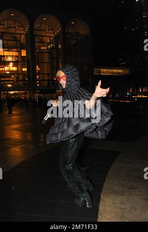 LGBTQIA+-Aktivist, Influencer und Model Elton Ilirjani an der Met OPERA für La Traviata, 5. Januar 2023 Stockfoto