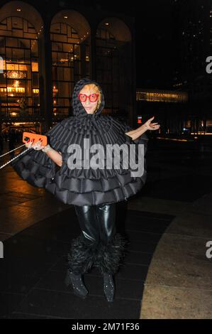 LGBTQIA+-Aktivist, Influencer und Model Elton Ilirjani an der Met OPERA für La Traviata, 5. Januar 2023 Stockfoto