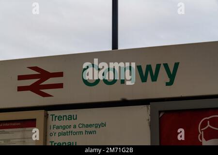 CONWY, WALES – NOVEMBER 2021: Conwy Railway Station Sign, Conwy, Großbritannien Stockfoto