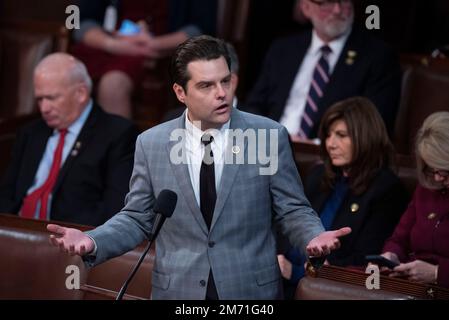 Der Vertreter der Vereinigten Staaten, Matt Gaetz (Republikaner von Florida), ernennt den Repräsentanten Jim Jordon (Republikaner aus Ohio) für das Treffen des Repräsentantenhauses der Vereinigten Staaten, um am Freitag, den 5. Januar 2023, ihre 12. Stimme für den Sprecher des Hauses abzuhalten. Das Haus hat es 11 Mal versäumt, einen Sprecher des Hauses zu wählen.Kredit: Cliff Owen/CNP/MediaPunch Stockfoto