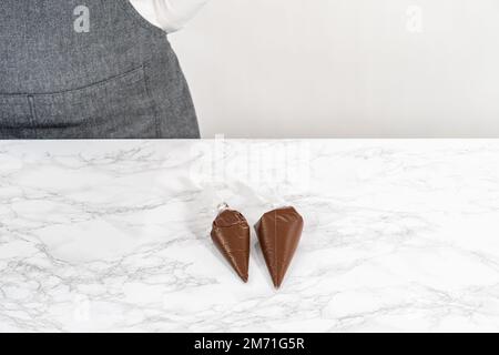 Panda-förmige Shortbread-Kekse mit Schokoladenglasur Stockfoto