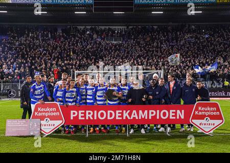 ZWOLLE, NIEDERLANDE - JANUAR 6: Die Spieler von PEC Zwolle feiern, nachdem sie am 6. Januar 2023 im MAC3PARK Stadion in Zwolle, Niederlande, beim niederländischen Keukenkampioendivisie-Spiel zwischen PEC Zwolle und dem Almere City FC zum Champion der ersten Saison gekrönt wurden (Foto von Andre Weening/Orange Pictures) Stockfoto