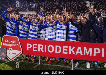 ZWOLLE, NIEDERLANDE - JANUAR 6: Die Spieler von PEC Zwolle feiern, nachdem sie am 6. Januar 2023 im MAC3PARK Stadion in Zwolle, Niederlande, beim niederländischen Keukenkampioendivisie-Spiel zwischen PEC Zwolle und dem Almere City FC zum Champion der ersten Saison gekrönt wurden (Foto von Andre Weening/Orange Pictures) Stockfoto