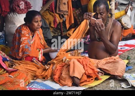 06. Januar 2023, Kalkutta, Indien. Pilger aus dem ganzen Land kommen. Im Transitlager Gangasagar Mela auf dem Weg zum jährlichen Hindu-Festival im Gangasagar, das 120 km von Kalkutta entfernt ist, um ein Bad am Zusammenfluss der Insel Sagar, des Ganges und der Bucht von Bengal zu nehmen, Anlässlich der Makar Sankranti-Feier am Samstag, den 14. Januar 2023. Am 6. Januar 2023 in Kalkutta, Indien. (Foto: Biswarup Ganguly/Eyepix Group) Stockfoto