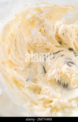 Karottenkuchen mit Frischkäse-Zuckerguss Stockfoto