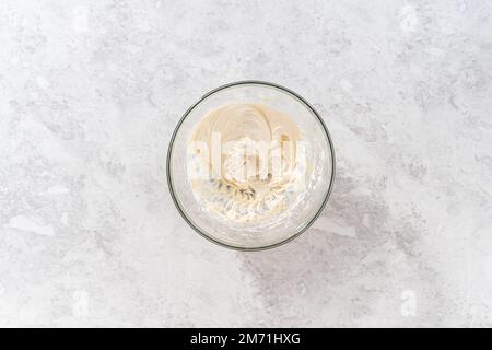 Karottenkuchen mit Frischkäse-Zuckerguss Stockfoto