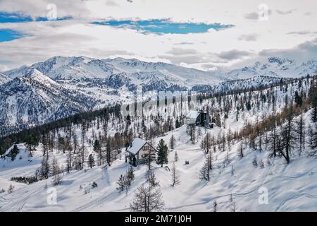 Übersicht Skigebiet Claviere in Piemont in den Alpen an der Grenze zwischen Italien und Frankreich. Claviere, Italien - Dezember 2022 Stockfoto