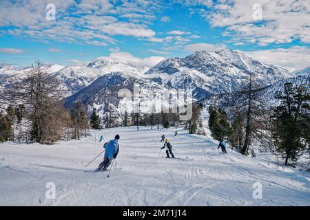 Übersicht Skigebiet Claviere in Piemont in den Alpen an der Grenze zwischen Italien und Frankreich. Claviere, Italien - Dezember 2022 Stockfoto