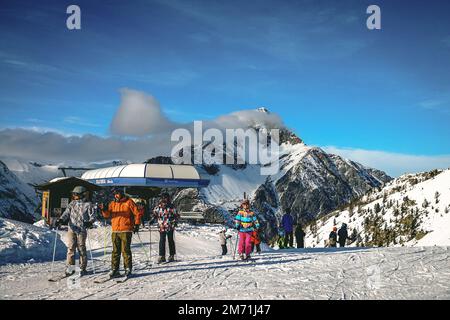 Übersicht Skigebiet Claviere in Piemont in den Alpen an der Grenze zwischen Italien und Frankreich. Claviere, Italien - Dezember 2022 Stockfoto