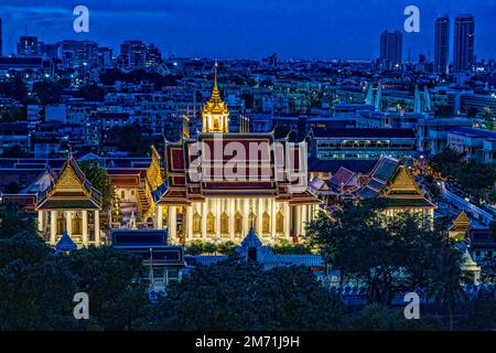 Bangkok, Thailand. 11. Mai 2022. Blick auf den Tempel Loha Prasat und die Stadt Bangkok vom Goldenen Berg bei Nacht. Der Tempel des Goldenen Mount Wat Saket. Stockfoto