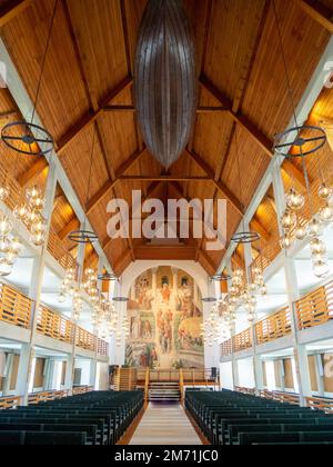 Das Innere der Kirche Klaksvík, mit einem traditionellen Walfangboot, das an der Decke hängt Stockfoto