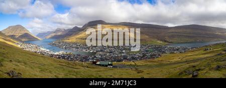 Panoramablick auf Klaksvík unterhalb des Berges Kjølur und am Fjord, von Klakkur aus gesehen Stockfoto