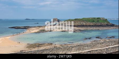 Fotografieren Sie den Panoramablick auf Saint Malo Stockfoto