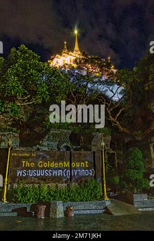 Bangkok, Thailand. 11. Mai 2022. Der Golden Mount Wat Saket Tempelkomplex (Wat Saket Ratcha Wora Maha Wihan) ist ein buddhistischer Tempel in Bangkok. Stockfoto