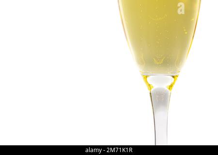 Nahaufnahme einer Sektflöte gefüllt mit Sekt isoliert auf weißem Hintergrund Stockfoto