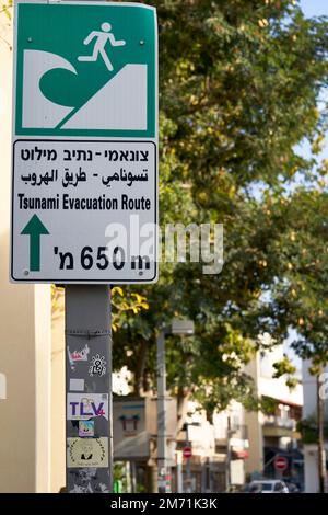 Straßenschild für Tsunami-Evakuierungsroute auf Englisch, Hebräisch und Arabisch in der Altstadt von Tel Aviv Stockfoto