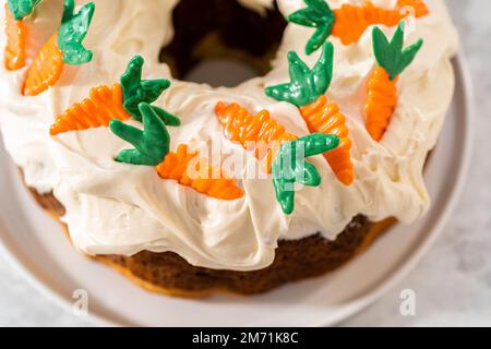 Karottenkuchen mit Frischkäse-Zuckerguss Stockfoto